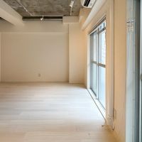 港区北青山の賃貸物件/前面には建物が覆っていますが、窓面積が広いため一定の日照は確保されています