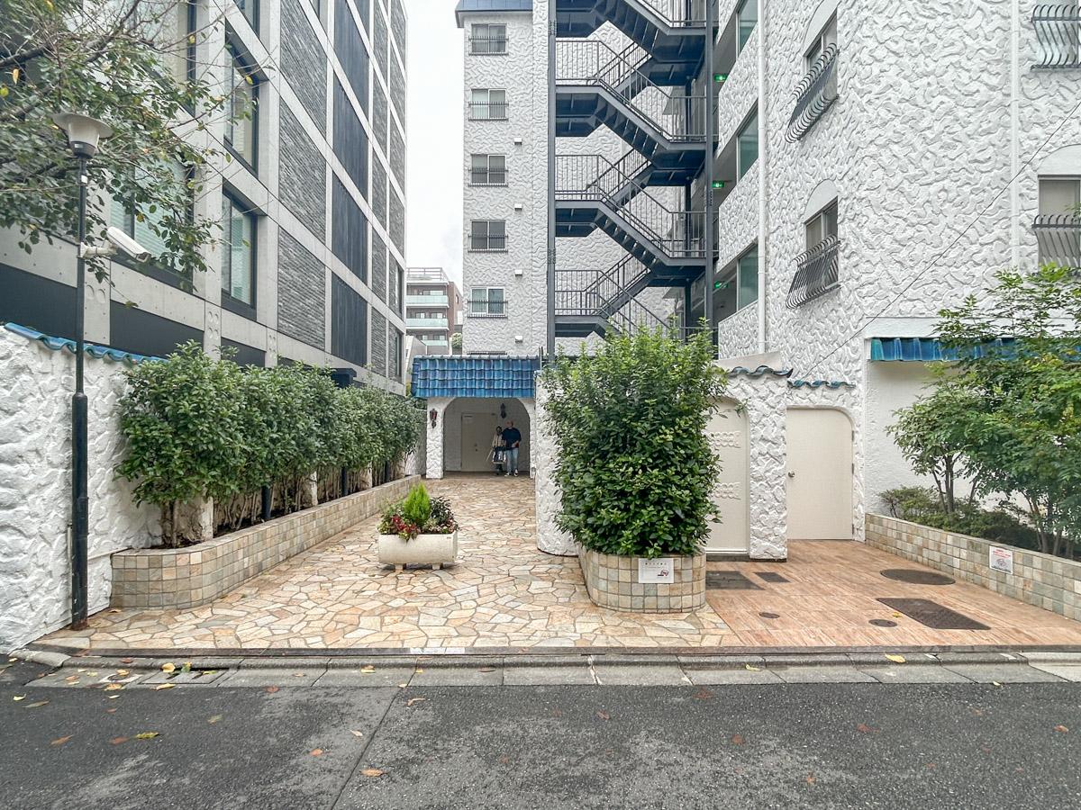 港区北青山の賃貸物件/マンションエントランス。ゆとりのあるアプローチが特徴的