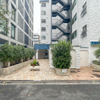 港区北青山の賃貸物件/マンションエントランス。ゆとりのあるアプローチが特徴的