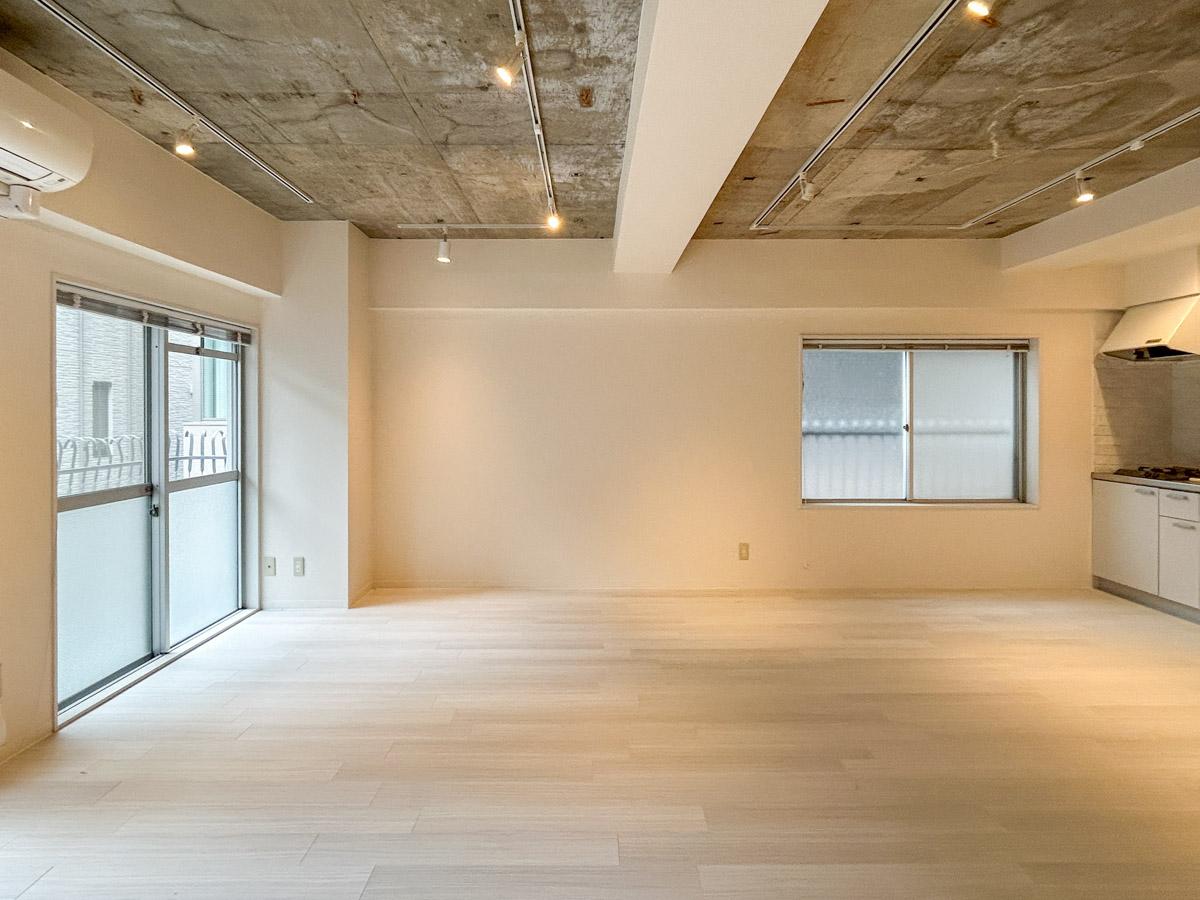 港区北青山の賃貸物件/室内別角度から。床は淡い色のフロアタイルとなっています