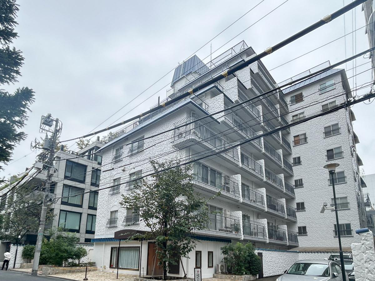 港区北青山の賃貸物件/北青山に聳え立つ、青い屋根がアイコンのレトロなマンション