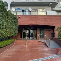 川崎市高津区坂戸の売買物件/エントランス。レンガタイルがいい感じ