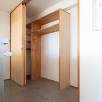 小金井市本町の賃貸物件/キッチン背面にはゆとりのある収納