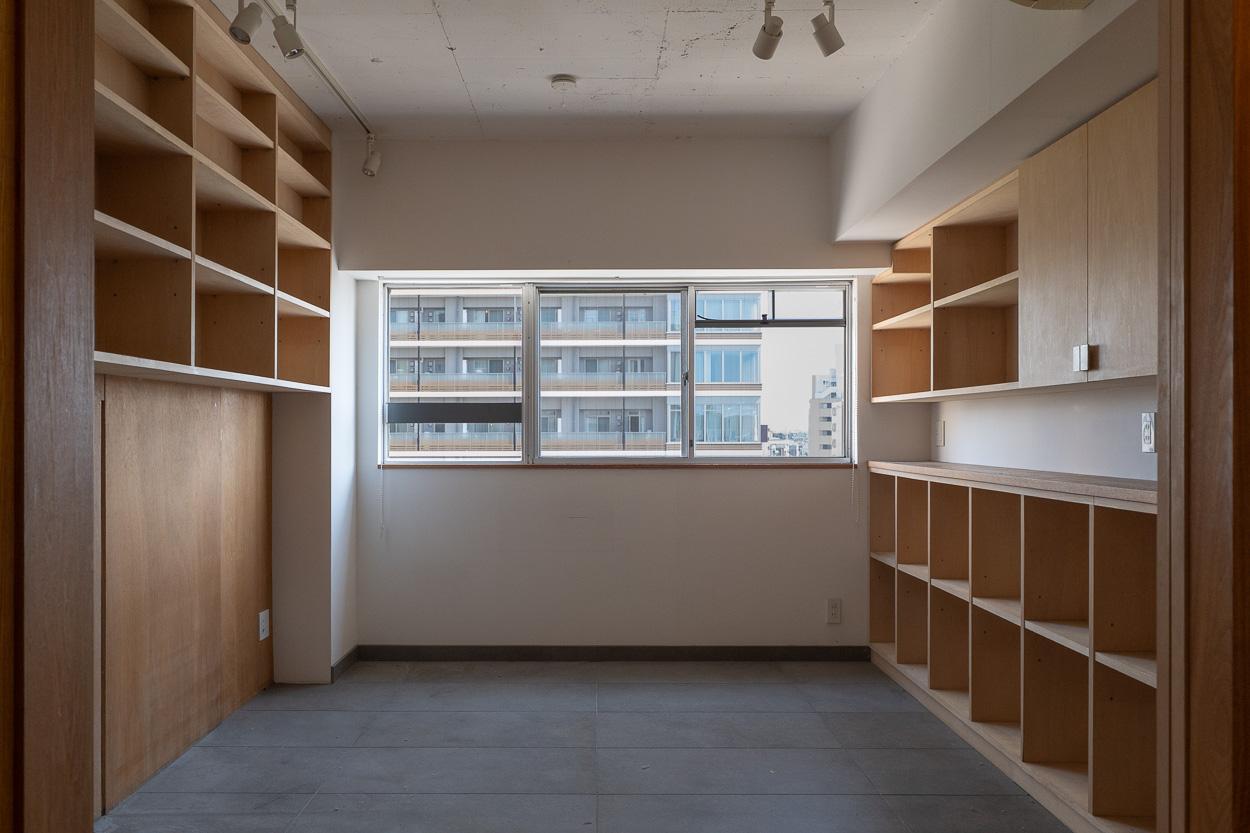 小金井市本町の賃貸物件/書斎スペースは白く塗装された躯体現しの天井に石張りの床