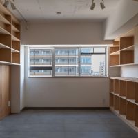 小金井市本町の賃貸物件/書斎スペースは白く塗装された躯体現しの天井に石張りの床