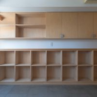 小金井市本町の賃貸物件/書斎背面には造作の収納棚が備え付け