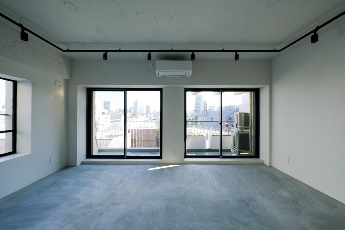 渋谷区神宮前の賃貸物件/神宮前という都会的な立地ながら、窓の先はちょうど景色が抜けています