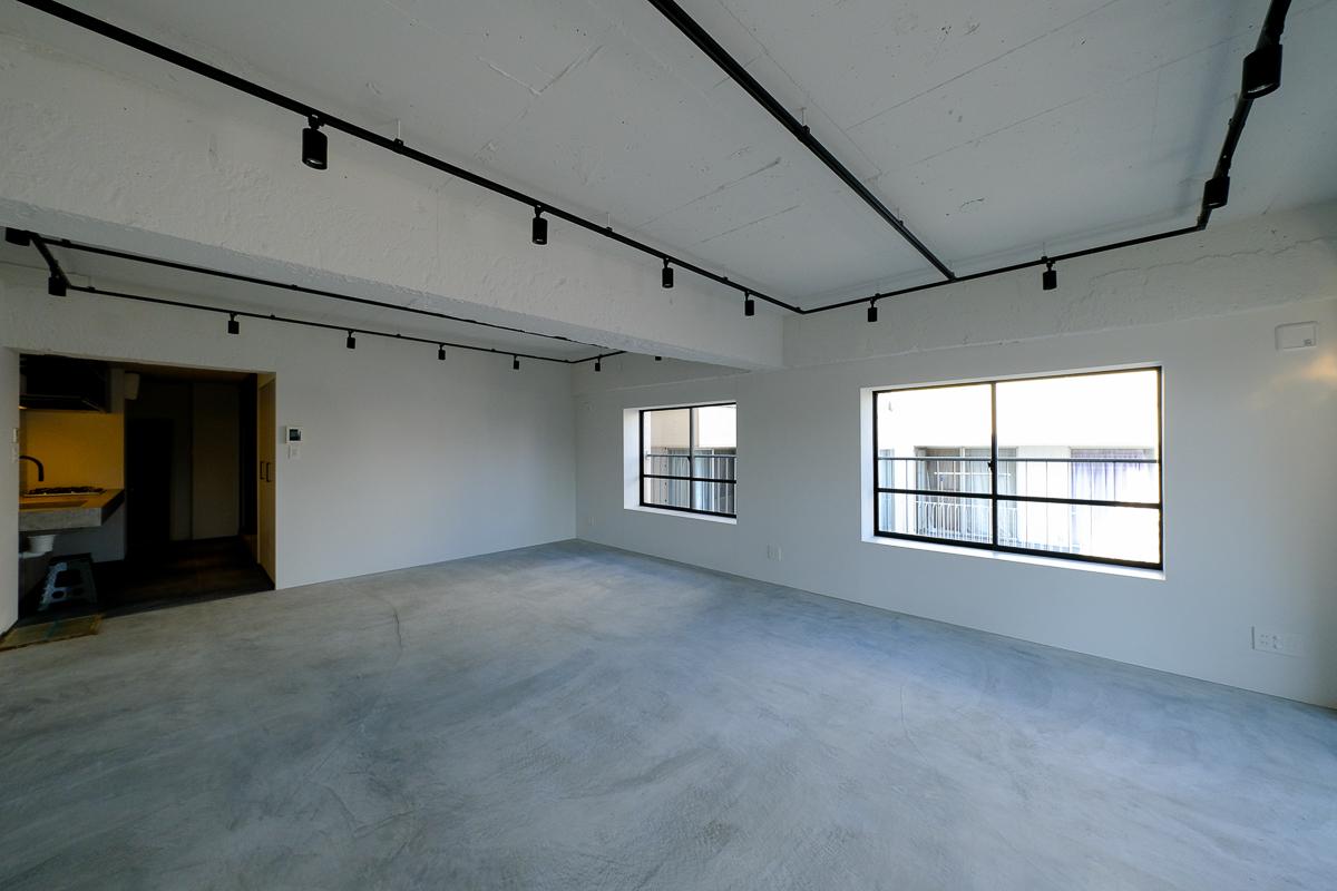 渋谷区神宮前の賃貸物件/家具をレイアウトするだけで、すぐに良い雰囲気のオフィスとして稼働させることができます