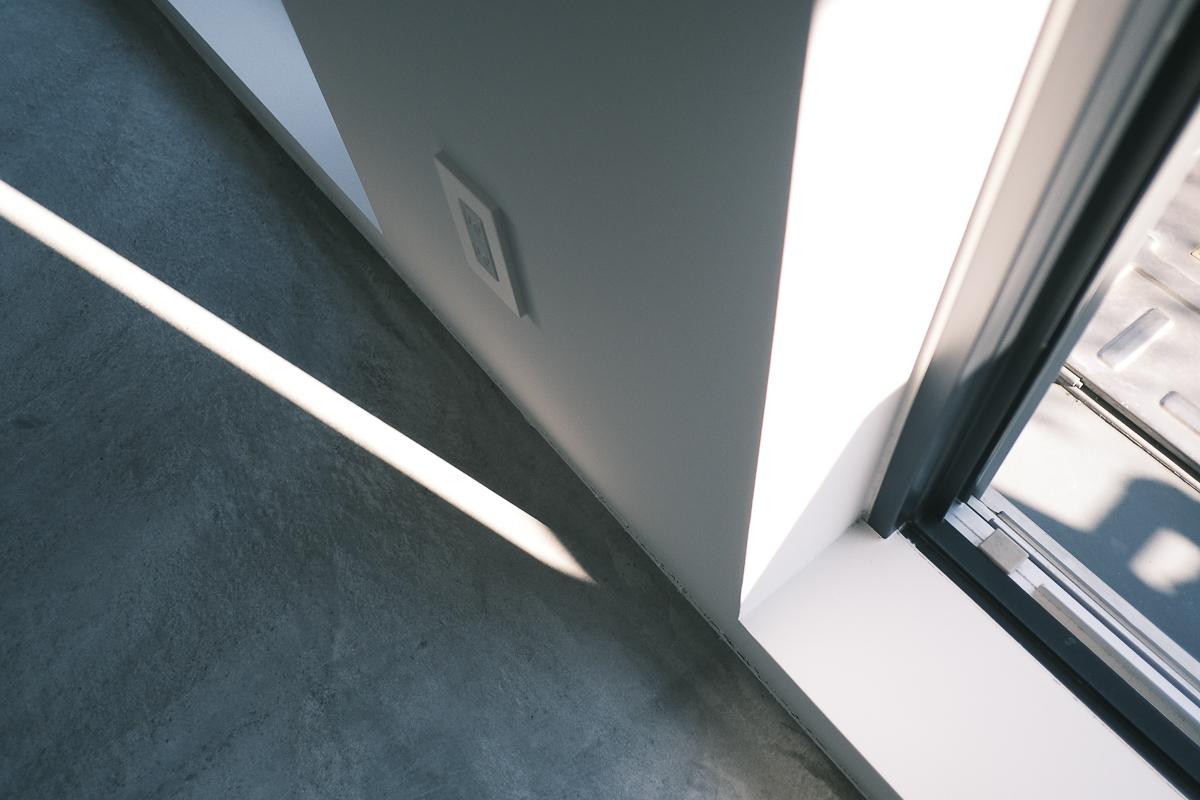 渋谷区神宮前の賃貸物件/塗装の壁にモルタルの床
