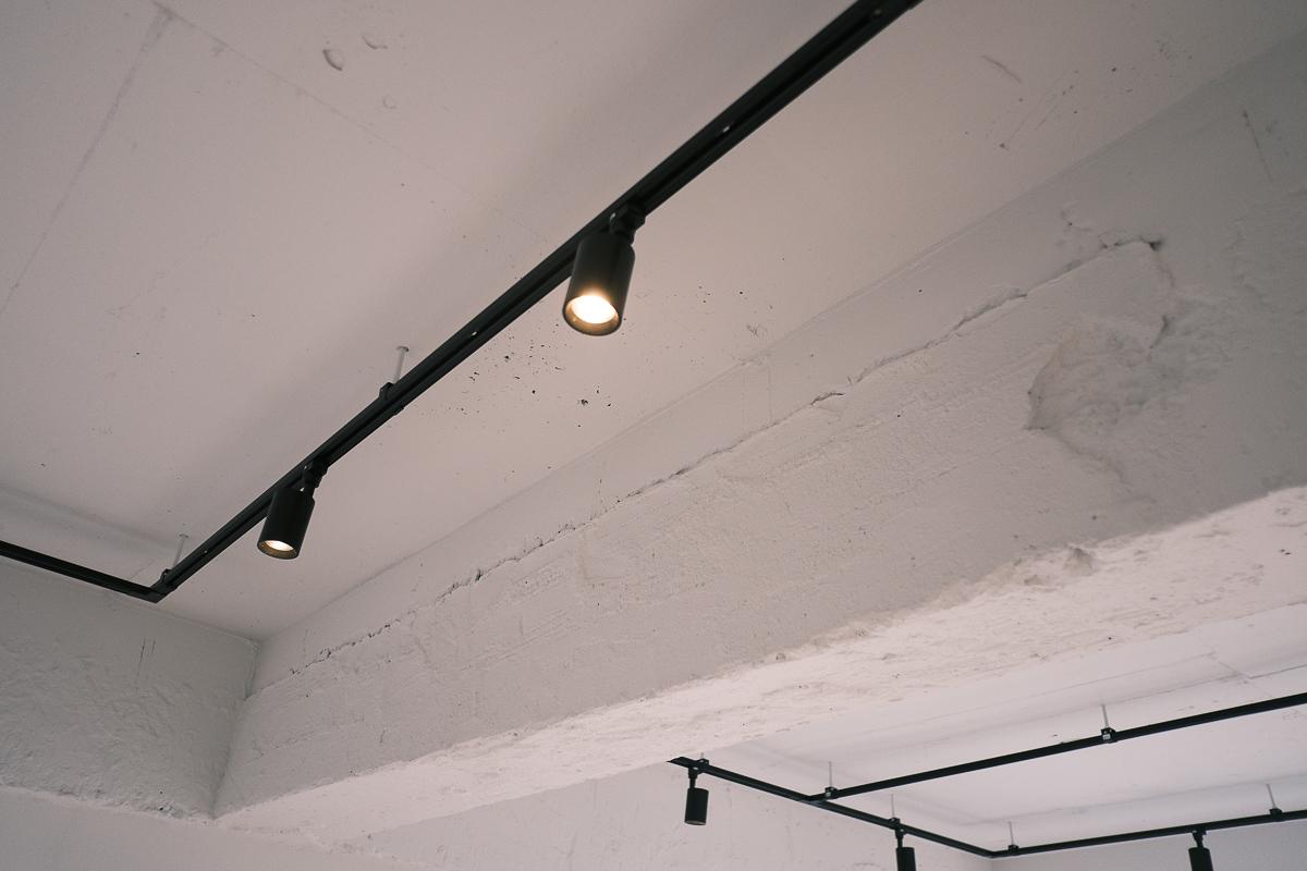 渋谷区神宮前の賃貸物件/ゴツゴツとコンクリートむき出しの天井