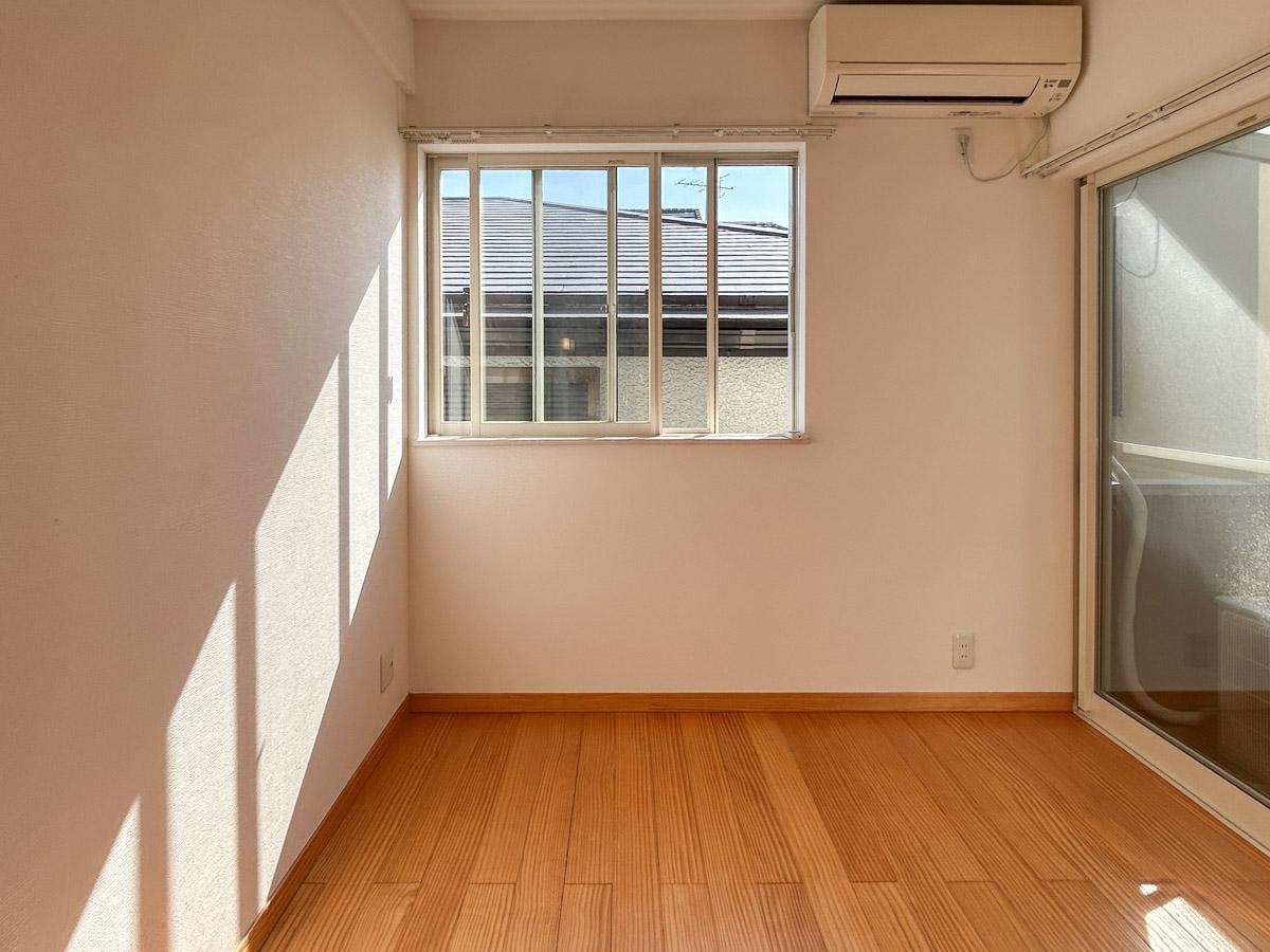 世田谷区梅丘の賃貸物件/２階の洋室別角度から。この部屋も光がしっかりと注ぎ込んできます