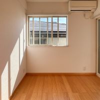 世田谷区梅丘の賃貸物件/２階の洋室別角度から。この部屋も光がしっかりと注ぎ込んできます