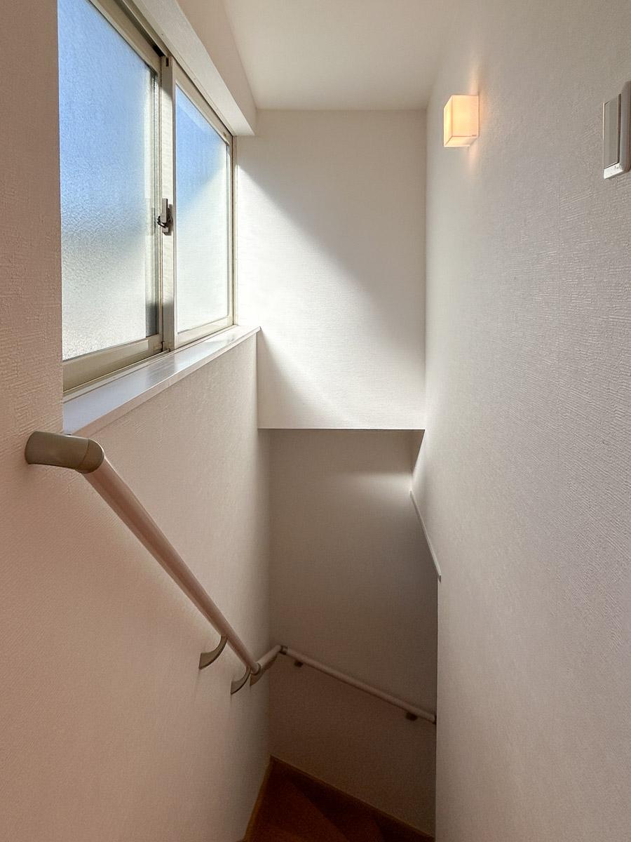 世田谷区梅丘の賃貸物件/階段脇にも窓がついていて開放的