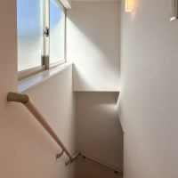 世田谷区梅丘の賃貸物件/階段脇にも窓がついていて開放的