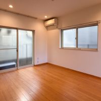 世田谷区梅丘の賃貸物件/１階洋室別角度から。3面に窓がついているため、１階ながらも明るい雰囲気