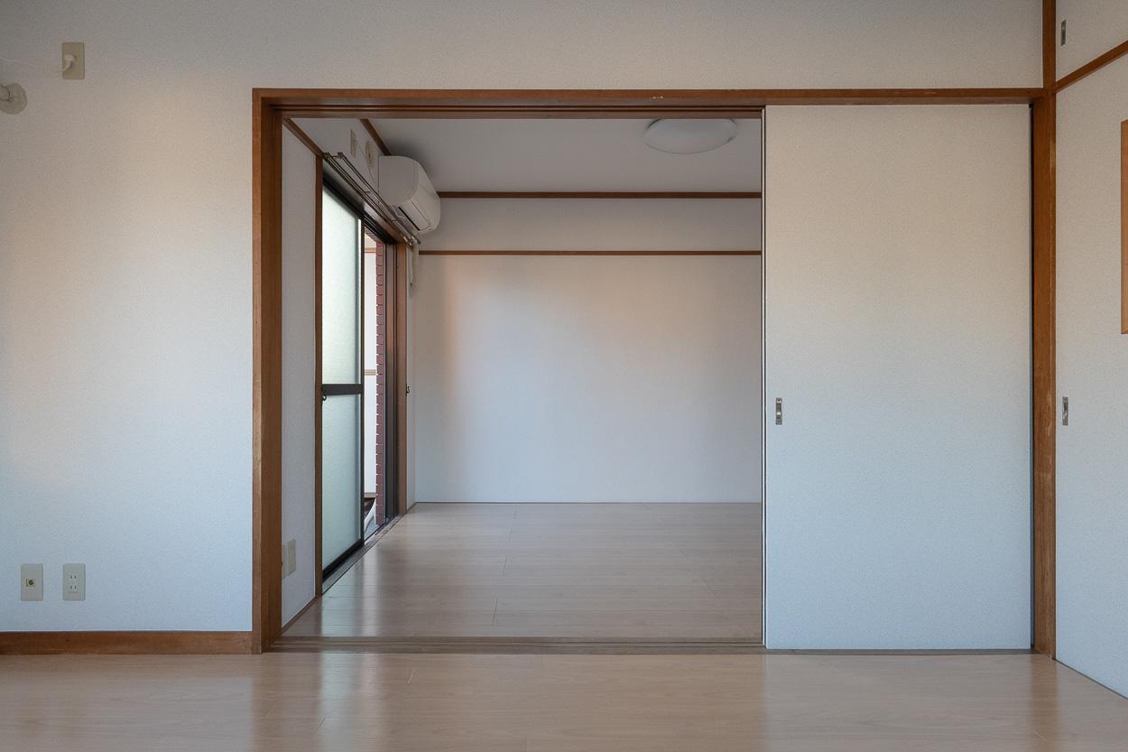 世田谷区駒沢の賃貸物件/引き戸を開けると12畳ほどの空間に
