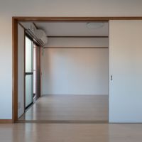 世田谷区駒沢の賃貸物件/引き戸を開けると12畳ほどの空間に