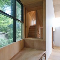 渋谷区東の売買物件/キッチンの脇に階段室。リビングから上下に、こもれる洋室が設けられています