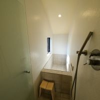 渋谷区東の売買物件/浴室はコンパクトながら窓付き