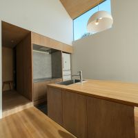 渋谷区東の売買物件/キッチンはIH。カウンターの向こう側に食洗機も設けられています