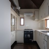 杉並区荻窪の賃貸物件/レトロさを感じるキッチン。オーブンと食洗機は残地物としての引渡し