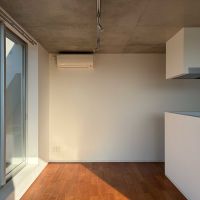 世田谷区奥沢の賃貸物件/窓とキッチンの間は結構スリム。6人掛けの大きなダイニングテーブルは難しそうです
