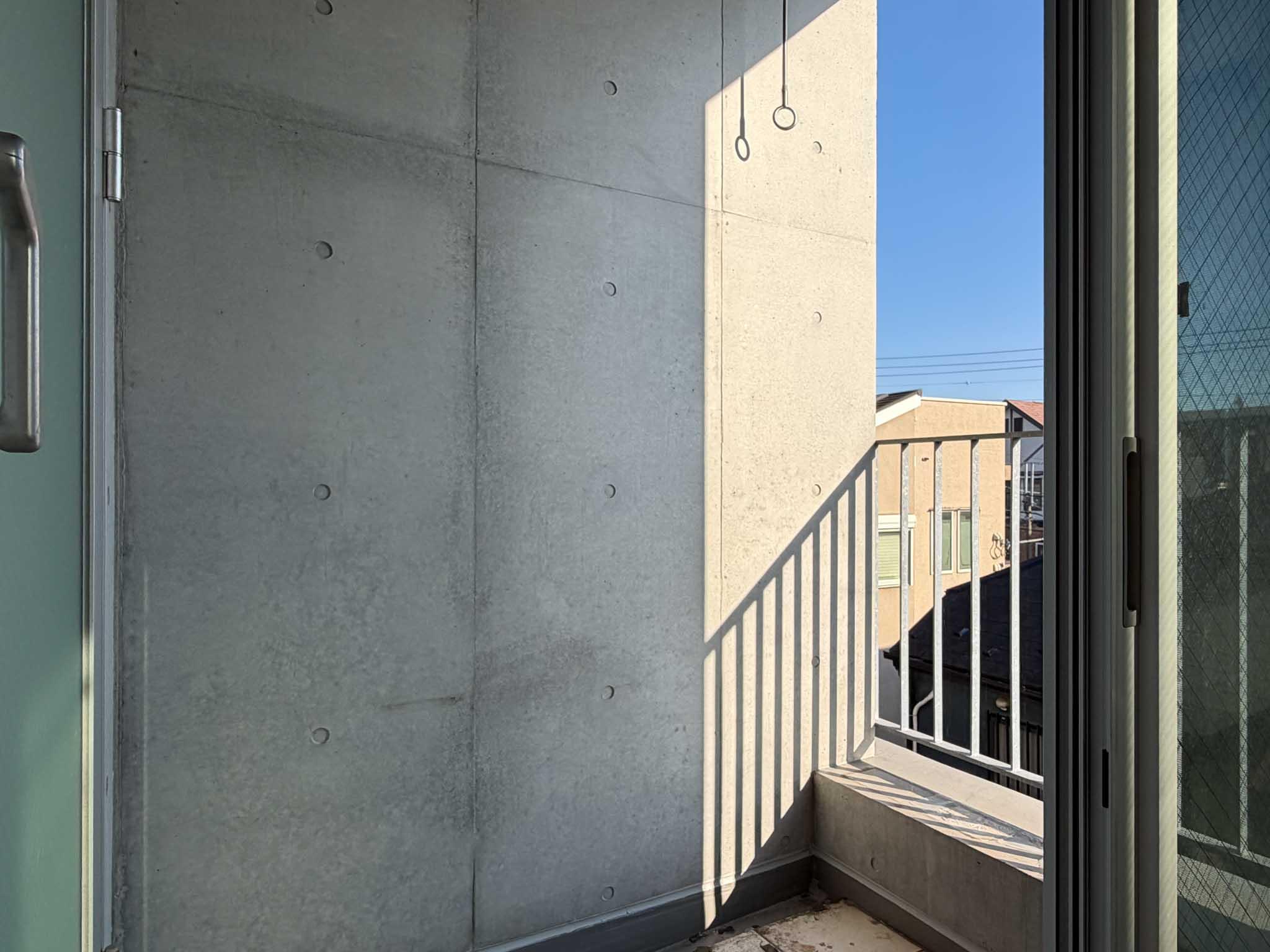 世田谷区奥沢の賃貸物件/洗面所の横のサービスバルコニーで物干しもできます