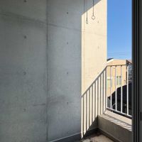 世田谷区奥沢の賃貸物件/洗面所の横のサービスバルコニーで物干しもできます