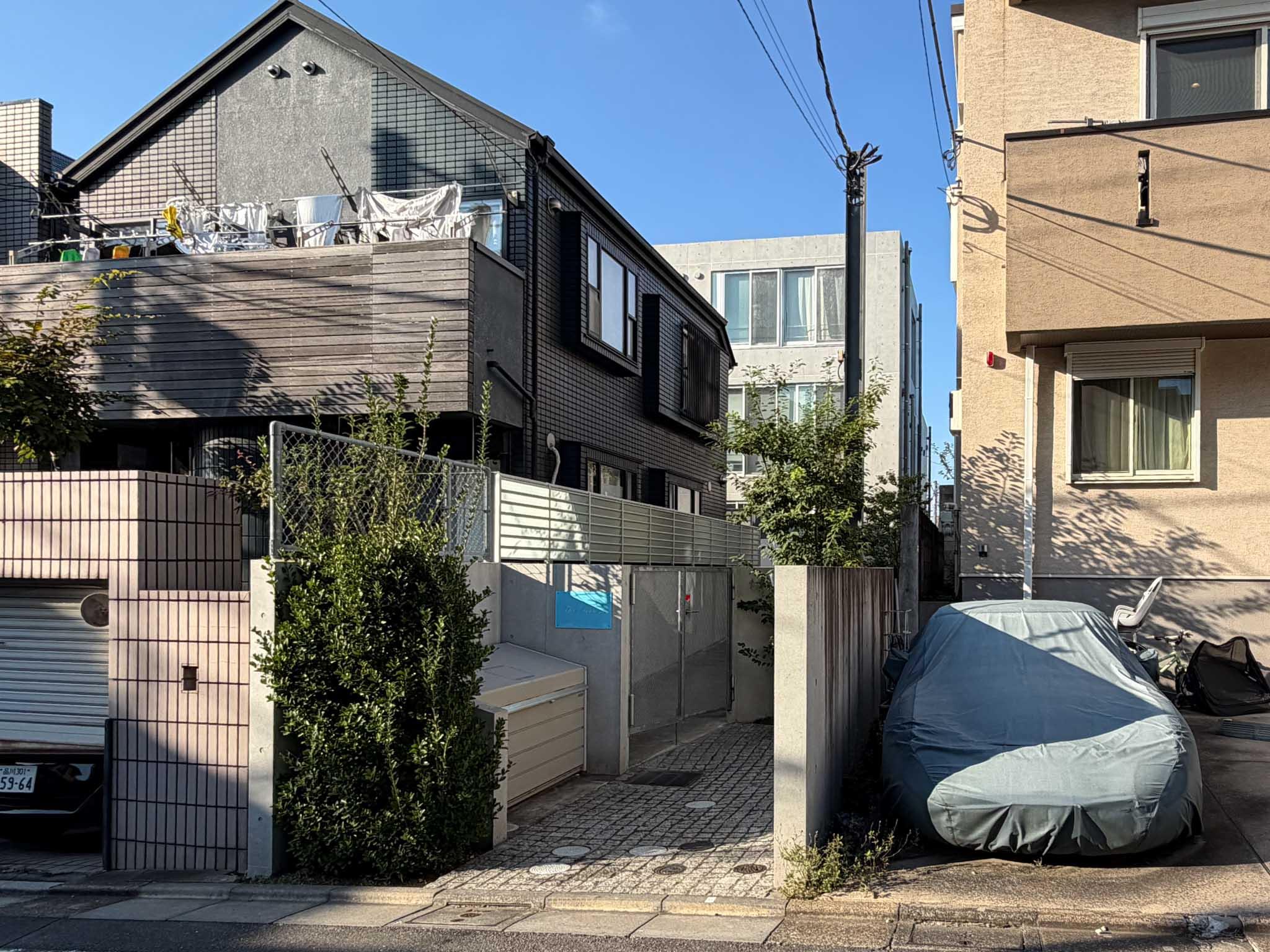 世田谷区奥沢の賃貸物件/前面道路から。奥に入っていくアプローチです