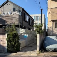 世田谷区奥沢の賃貸物件/前面道路から。奥に入っていくアプローチです