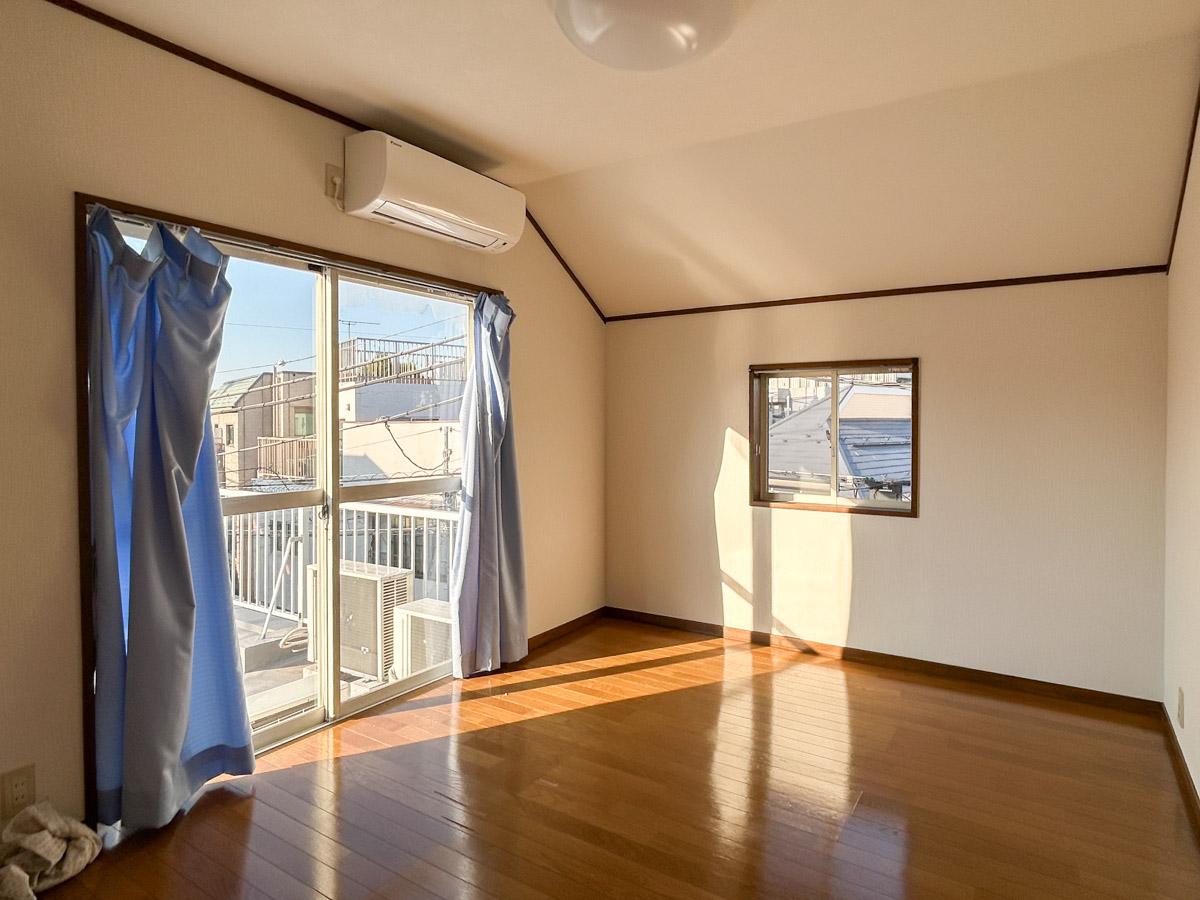 世田谷区野沢の賃貸物件/3階の洋室はバルコニーに反射した光が入ってくる情緒的な空間