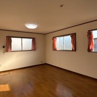 世田谷区野沢の賃貸物件/３階洋室別角度から。採光面が多く、開放的