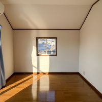 世田谷区野沢の賃貸物件/３階もう一つの洋室は若干天井に傾斜がついています
