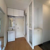 世田谷区駒沢の賃貸物件/玄関ホールに進むと右に浴室、正面にトイレ、左に寝室