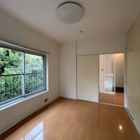 世田谷区駒沢の賃貸物件/緑道に面した窓が青々し、窓を開けると風がよく通ります