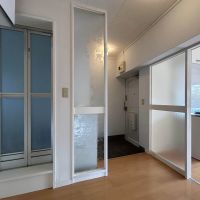 世田谷区駒沢の賃貸物件/摺りガラスの仕切りがかわいらしい玄関ホール