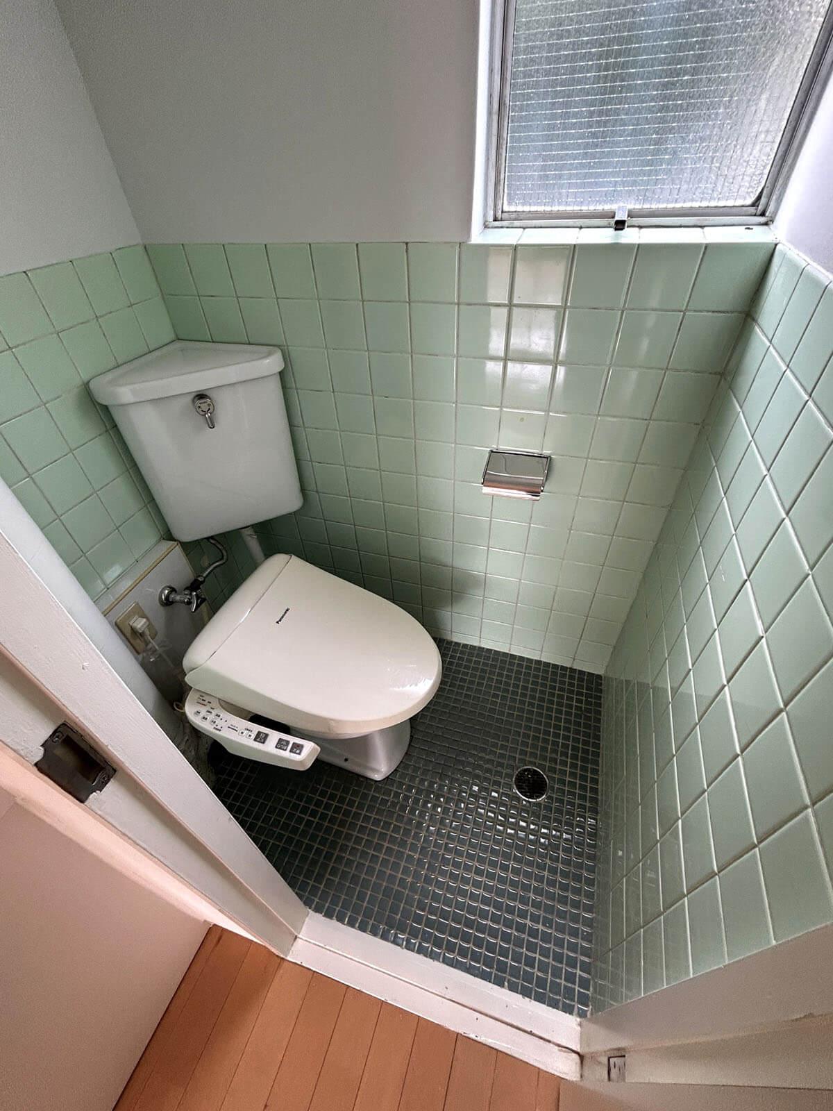 世田谷区駒沢の賃貸物件/トイレは足元までタイル張りです