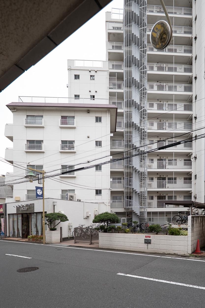 杉並区井草の賃貸物件/外観。渋い佇まいのレトロマンション