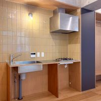 文京区湯島の賃貸物件/キッチンはミニマルなつくり。調理器具や食器類の収納には工夫が必要です
