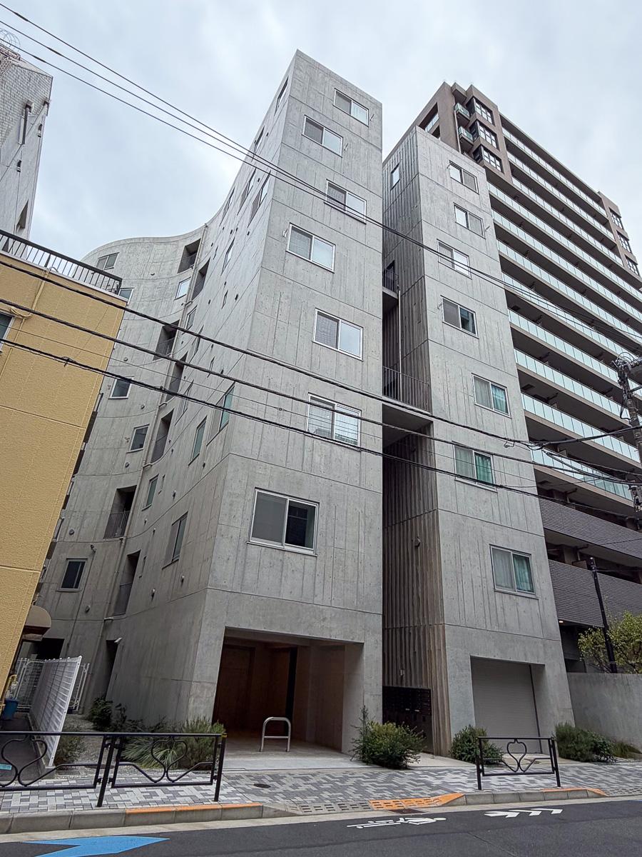 文京区湯島の賃貸物件/端正な面持ちの外観。敷地に沿って曲がる姿がユニークです