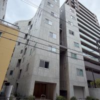 文京区湯島の賃貸物件/端正な面持ちの外観。敷地に沿って曲がる姿がユニークです