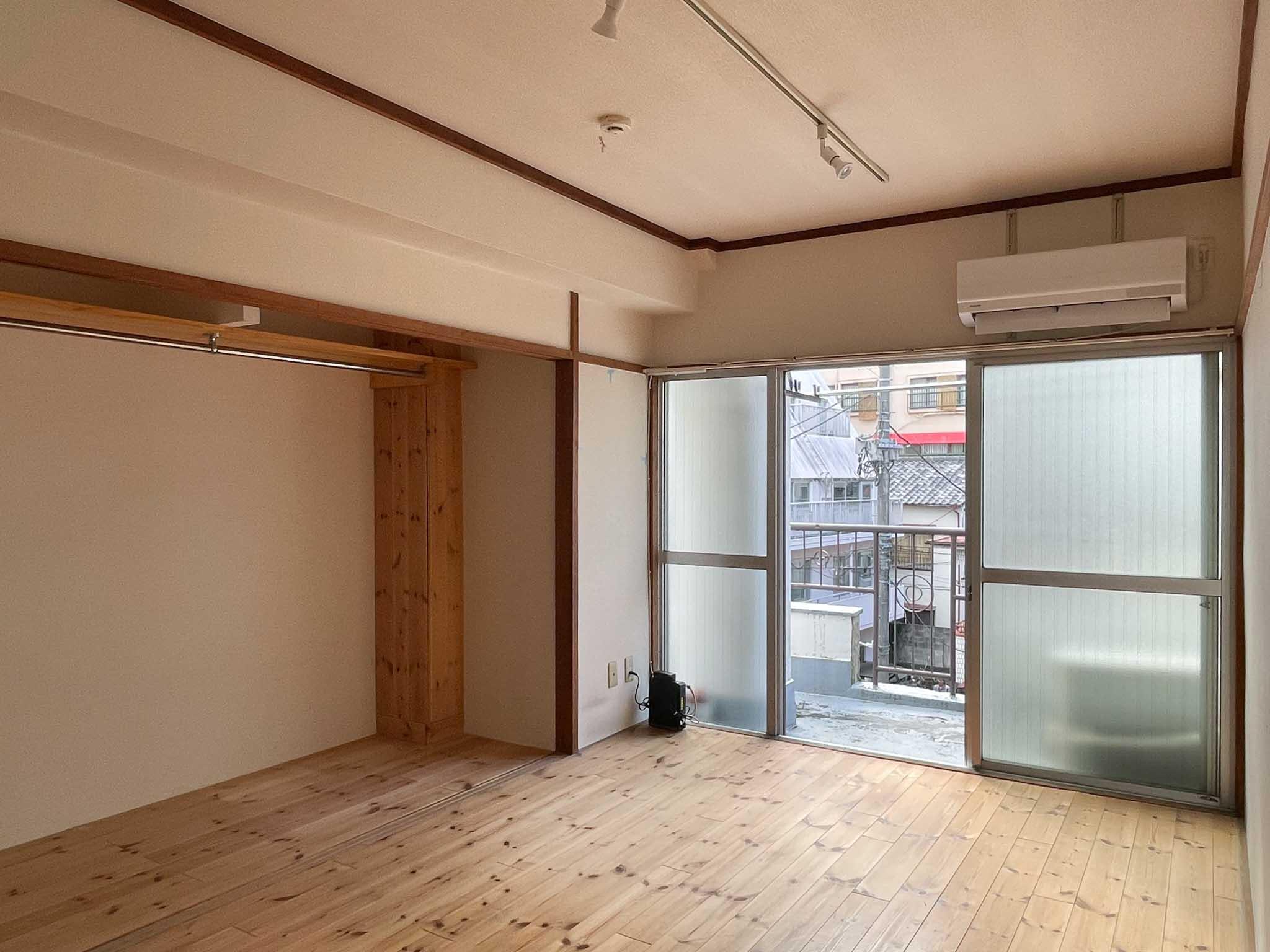 新宿区山吹町の賃貸物件/オープンクローゼットの中まで無垢材が敷かれた居室