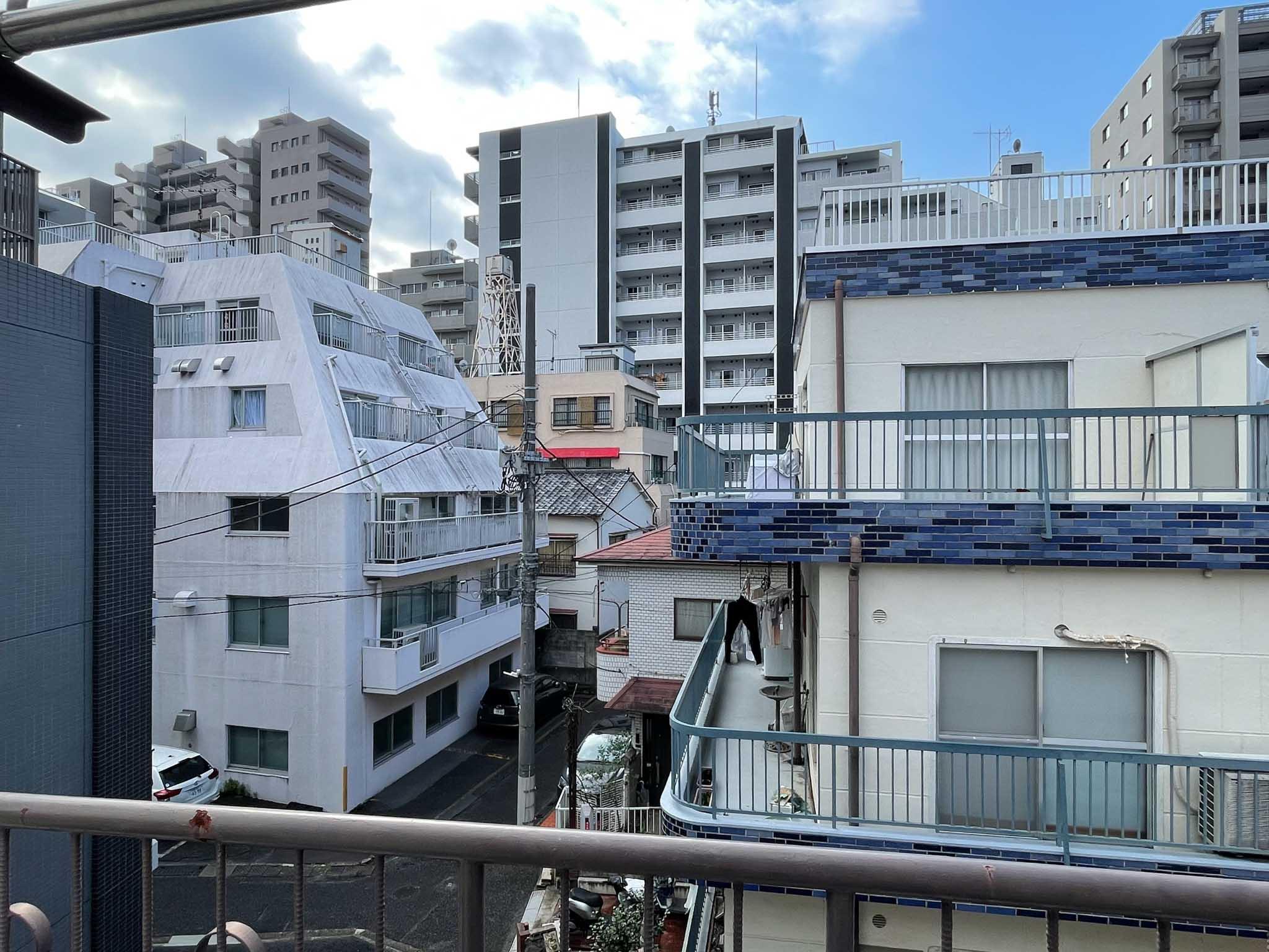 新宿区山吹町の賃貸物件/周囲の建物とは視線が重なるため、少し気になるかもしれません