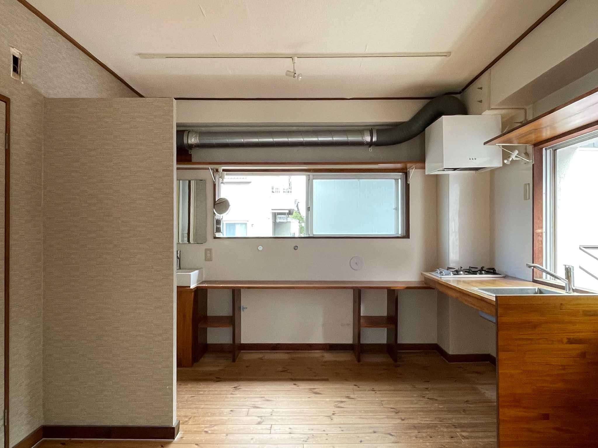 新宿区山吹町の賃貸物件/カウンターがぐるりと部屋に沿うキッチンスペース