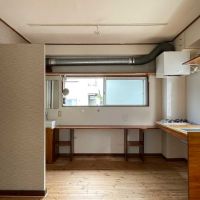 新宿区山吹町の賃貸物件/カウンターがぐるりと部屋に沿うキッチンスペース