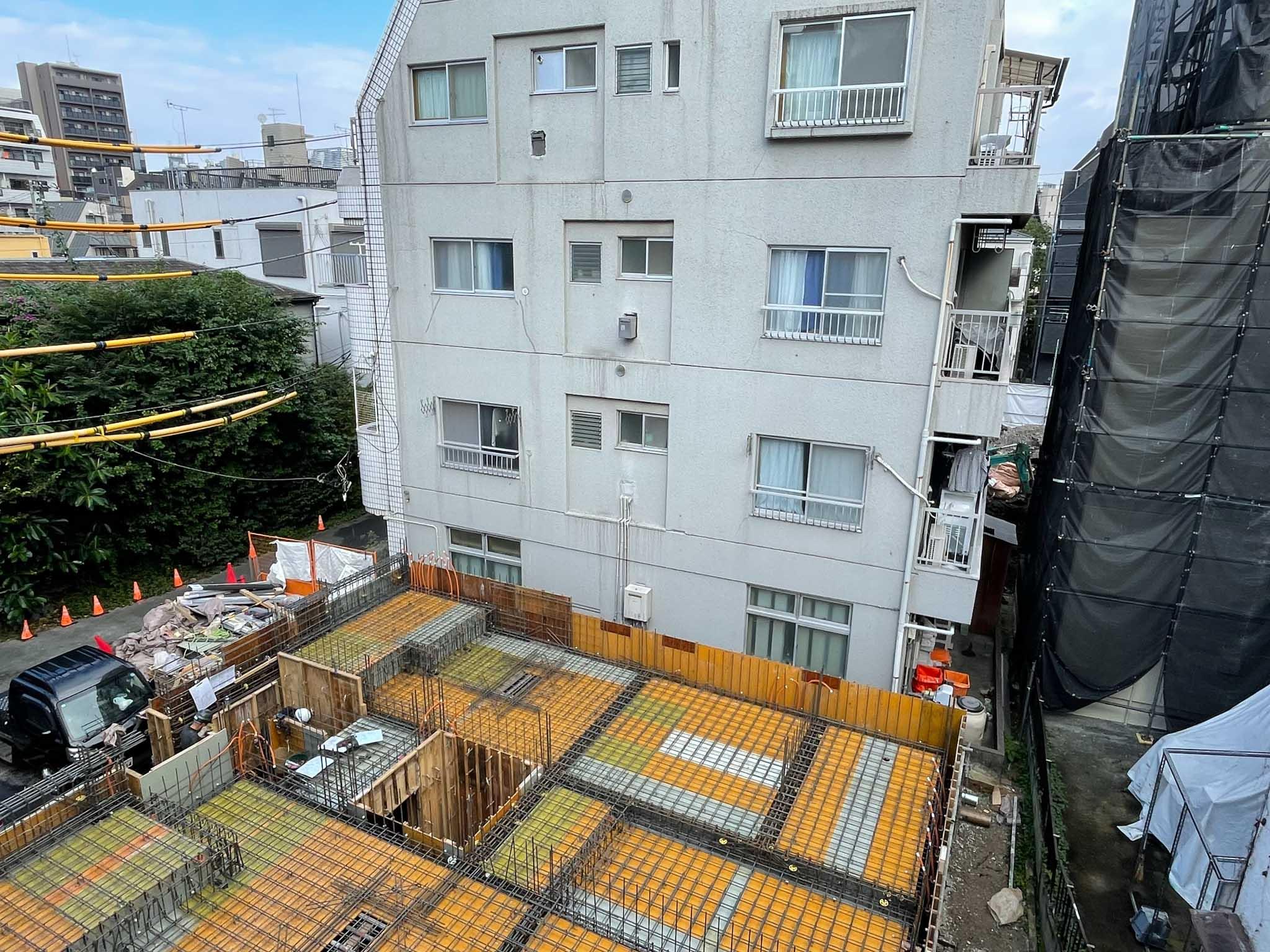 新宿区山吹町の賃貸物件/西側の窓の外。現在、マンションの新築工事中です