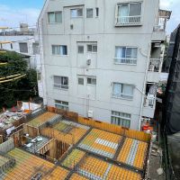 新宿区山吹町の賃貸物件/西側の窓の外。現在、マンションの新築工事中です