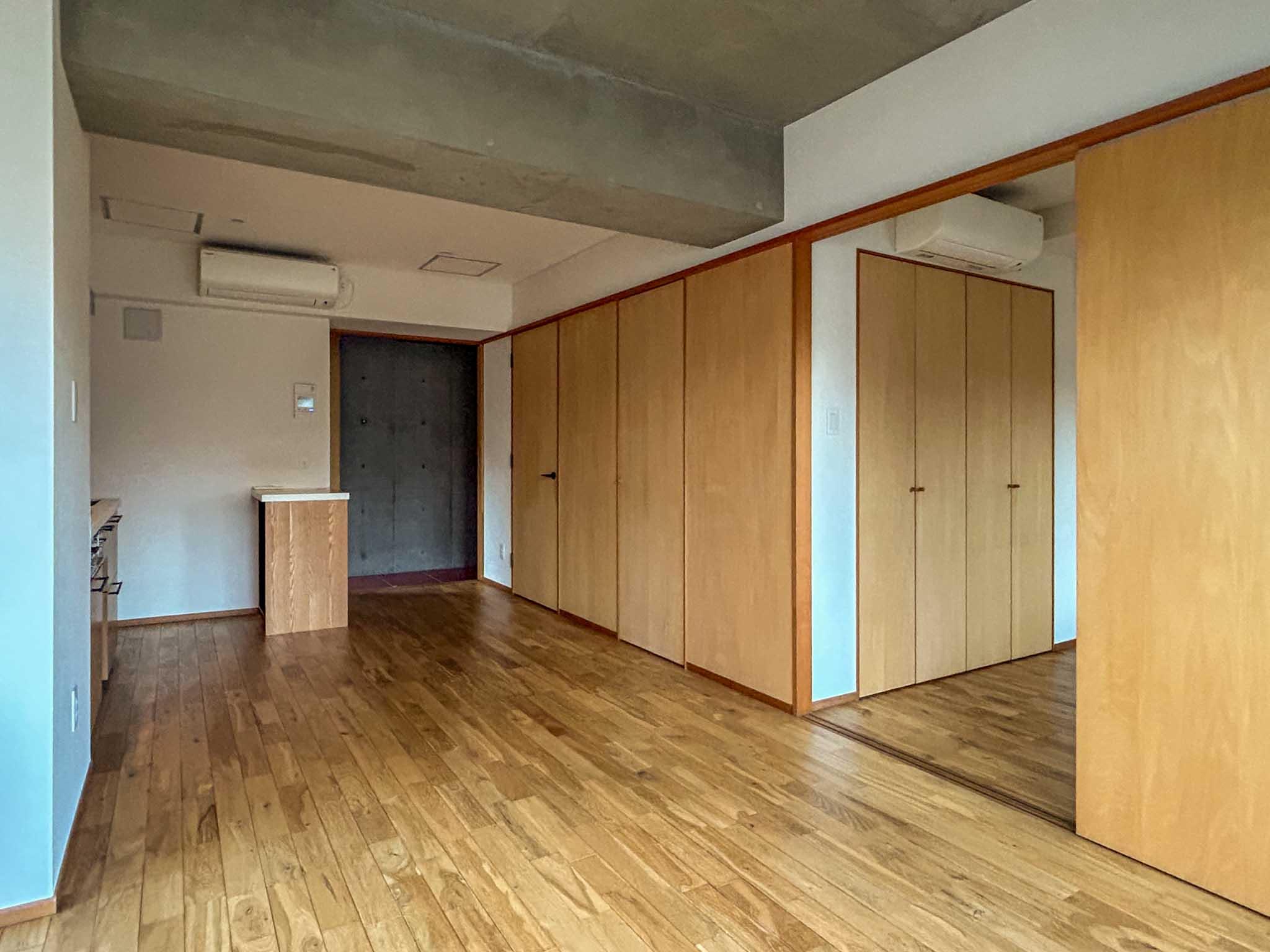 杉並区下高井戸の賃貸物件/窓側から玄関側をみる。リビングは広々と13.6帖