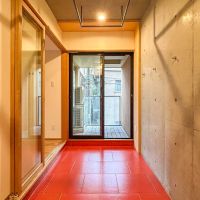 杉並区下高井戸の賃貸物件/玄関からバルコニーに抜ける広い土間スペース。アウトドアグッズもたくさん置ける