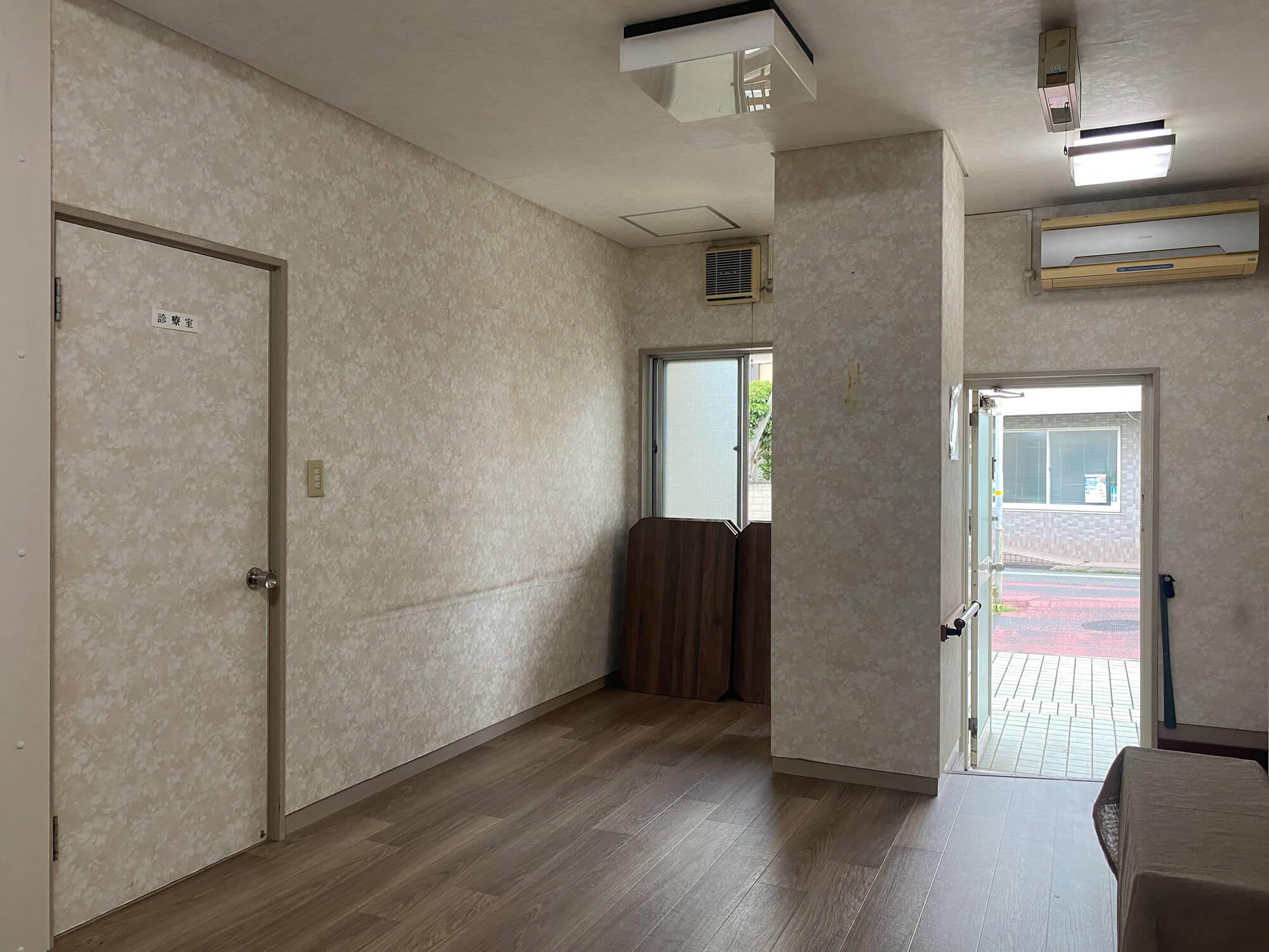 神奈川県横浜市金沢区寺前の賃貸物件/現状の写真：医院側のエントランス部分